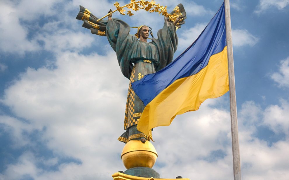independence,monument,and,ukrainian,flag,in,kiev.,ukraine