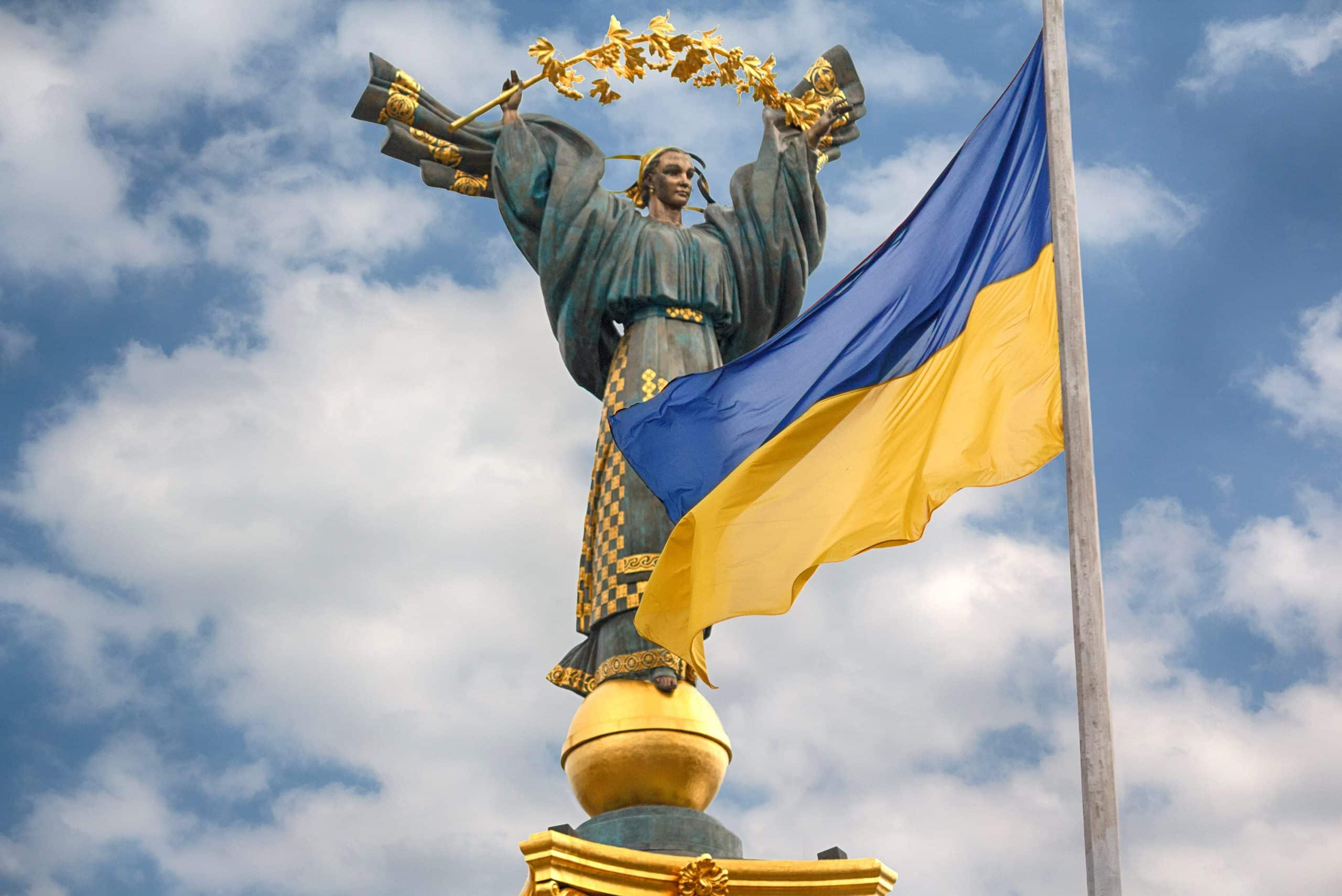 independence,monument,and,ukrainian,flag,in,kiev.,ukraine