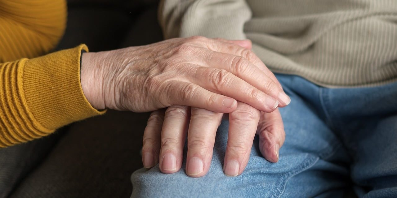 holding hands 8649668 1280 holding hands 8649668 1280