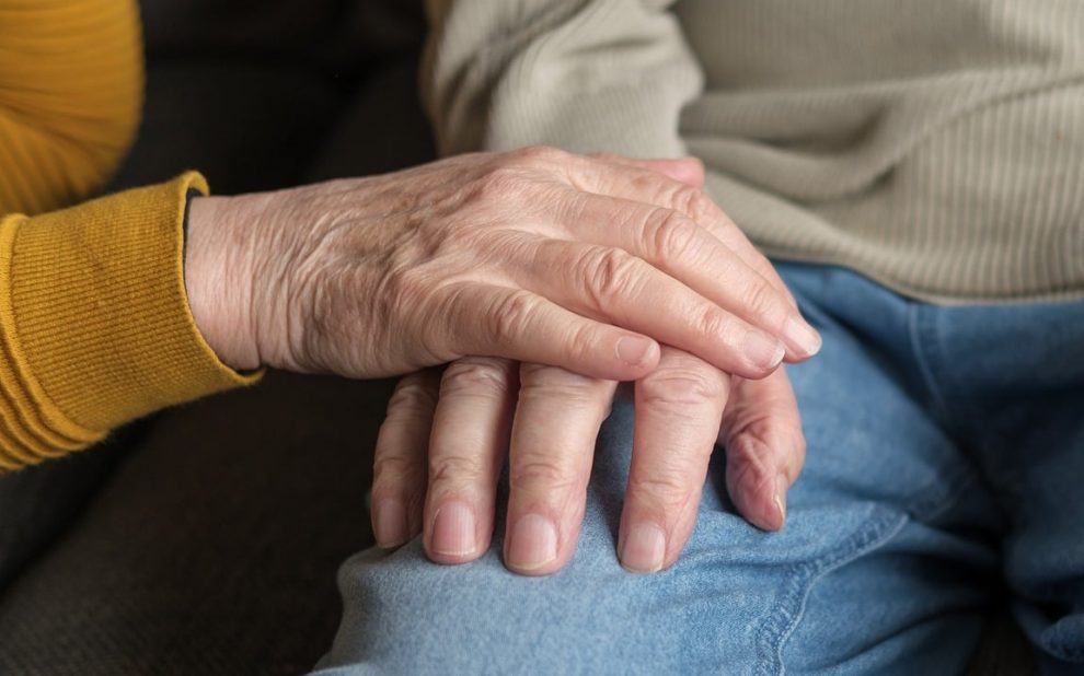 holding hands 8649668 1280